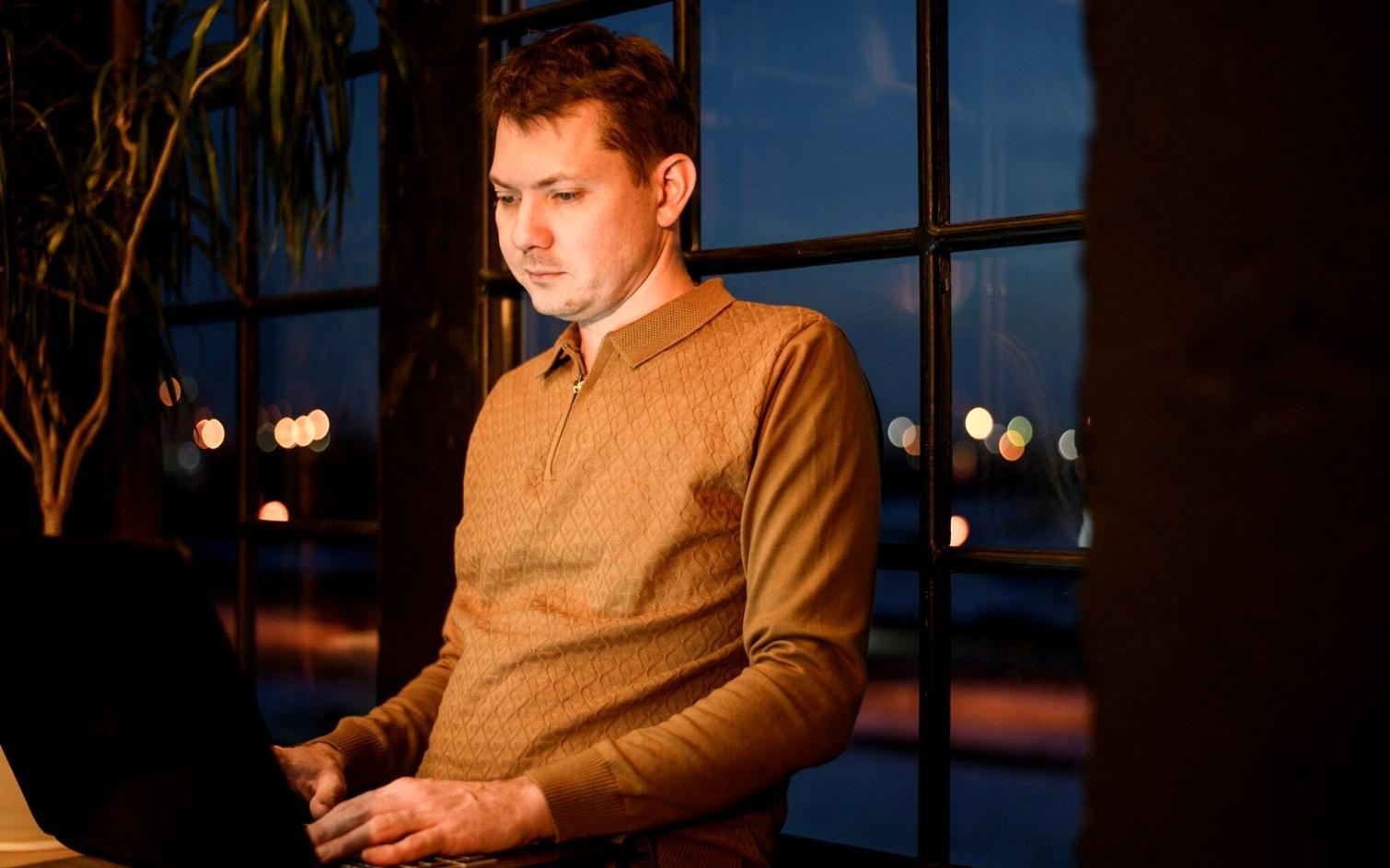 Mobile device testing lab environment with multiple smartphones